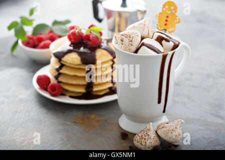 Chocolat chaud avec des guimauves et little meringues Banque D'Images