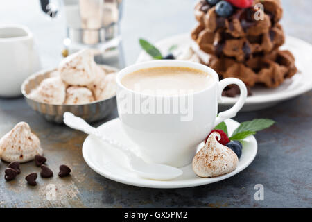 Tasse de café pour le petit déjeuner avec des gaufres Banque D'Images