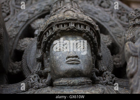 Détruit de la déité face sculpture sur eves culte extra-mur dans le temple de Chennakesava Somanathapura,Karnataka, Inde. Banque D'Images