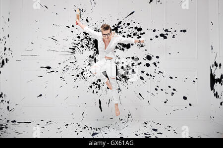 Beau jeune peintre des éclaboussures de peinture noire Banque D'Images