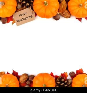 Joyeux Thanksgiving tag avec double bordure de citrouilles d'automne, les feuilles et les écrous isolated on white Banque D'Images
