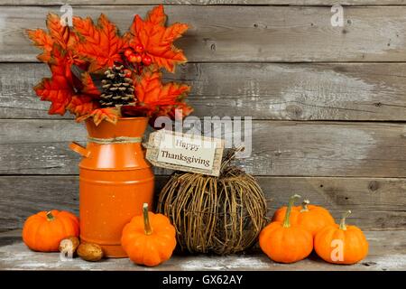 Joyeux Thanksgiving tag, citrouilles et l'automne décoration rustique avec fond en bois Banque D'Images