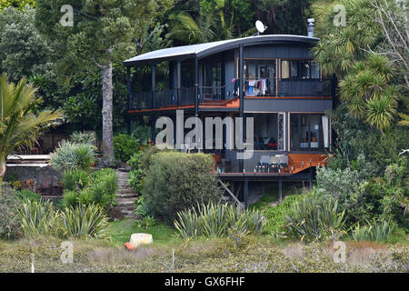 Maison moderne en NZ native bush Banque D'Images