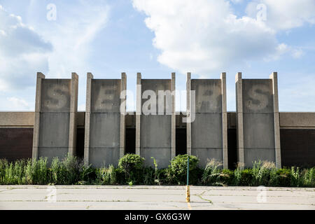 L'esquisse d'un signe extérieur d'un logo au magasin Sears abandonnés dans Trotwood, Ohio le 23 juillet 2016. Banque D'Images