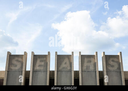 L'esquisse d'un signe extérieur d'un logo au magasin Sears abandonnés dans Trotwood, Ohio le 23 juillet 2016. Banque D'Images