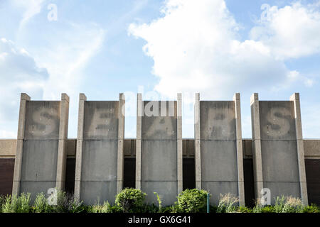 L'esquisse d'un signe extérieur d'un logo au magasin Sears abandonnés dans Trotwood, Ohio le 23 juillet 2016. Banque D'Images