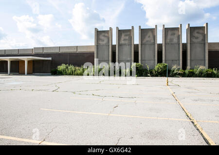 L'esquisse d'un signe extérieur d'un logo au magasin Sears abandonnés dans Trotwood, Ohio le 23 juillet 2016. Banque D'Images