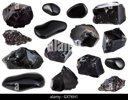 Collection de spécimens d'obsidienne noire naturelle (verre volcanique) stone isolé sur fond blanc Banque D'Images