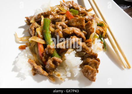 La cuisine chinoise - faire revenir la viande avec la sauce de légumes Banque D'Images