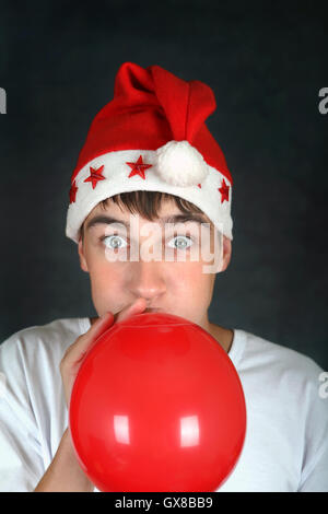 Adolescent avec ballon rouge Banque D'Images