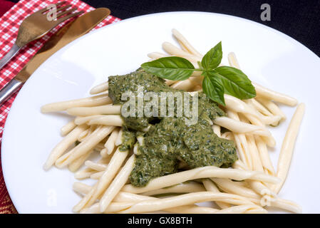 Les pâtes italiennes traditionnelles originaires d'une région Ligurie servi avec sauce pesto Banque D'Images
