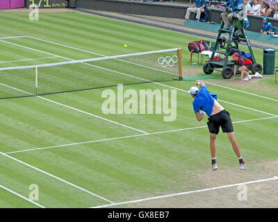 Wimbledon, Angleterre. 2 août 2012. John Isner lors d'un de ses matchs en simple aux Jeux olympiques de cet été à Londres en 2012. Banque D'Images