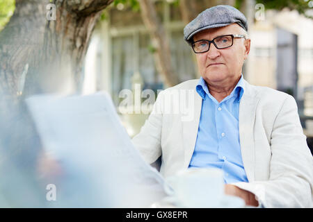 Pensionné avec du papier journal Banque D'Images