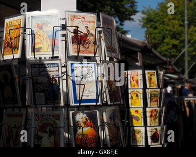 Cartes postales en vente sur un marché aux puces de Waterlooplein au rack à Amsterdam, Hollande Banque D'Images