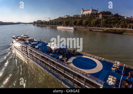 Le château de Bratislava et l'horizon passant bateau sur le Danube, Bratislava, Slovaquie, Europe Banque D'Images