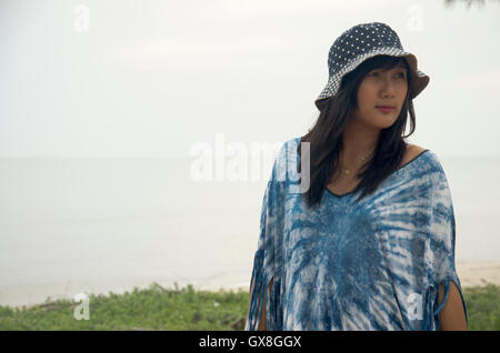 Les femmes thaïlandaises porter des vêtements de couleurs naturelles indigo at outdoor portrait à la mer, le matin et l'heure du lever au Sakom en Songkh Beach Banque D'Images