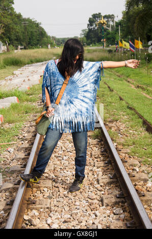 Les femmes thaïlandaises porter des vêtements de couleurs naturelles indigo portrait outdoor sur des rails de chemin de fer train près de Wat Chang Hai Luang P Ratburanaram Banque D'Images