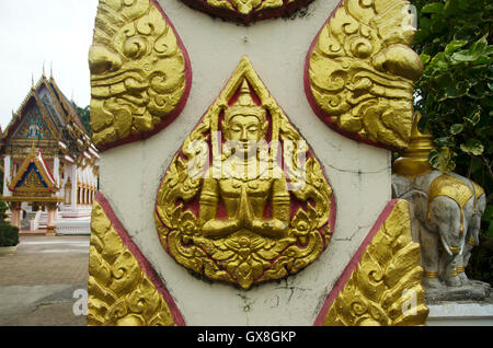 Sculpture de la sculpture et de l'ange à la porte de Wat Chang Hai Ratburanaram Luang Pu Thuat à Pattani provinces du sud de la Thaïlande Banque D'Images