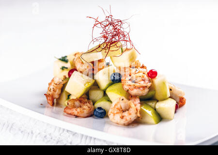 Salade de crevettes à la poire, cuisine fine Banque D'Images