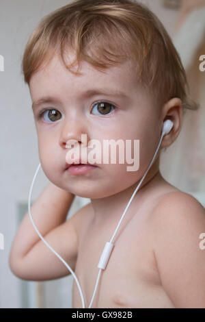 Clouse-up portrait peu d'enfant avec un casque à la verticale de l'appareil photo. Banque D'Images