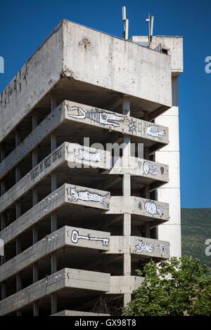 Dans le centre de Mostar, un bâtiment fermé après la guerre de Bosnie-et-Herzégovine a devenir un hotspot pour street art. Banque D'Images