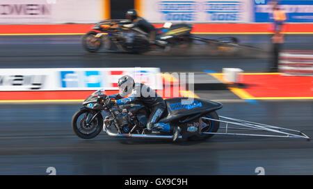 Moto Top Fuel Dragsters à Santa Pod. Stuart Grue sur sa Suzuki GSX PM nitreux face visible. Banque D'Images