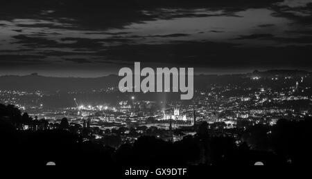 Panorama de l'abbaye de Bath et ville la nuit d'en haut vue élevée.de site du patrimoine mondial de l'Unesco avec l'éclairage en noir et blanc Banque D'Images