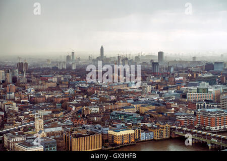 Southwark Rive sud de la Tamise avant une tempête London England Banque D'Images