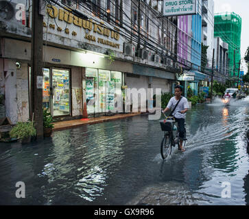 Équitation à travers l'inondation, Bangkok, Thaïlande Banque D'Images