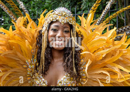 Portrait d'un danseur vêtu de costumes de plumes jaune durant le 50e carnaval de Notting Hill Banque D'Images