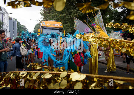 Les spectateurs et les fêtards s'rassemblement à Ladbroke Grove Road pour le 50e carnaval de Notting Hill Banque D'Images