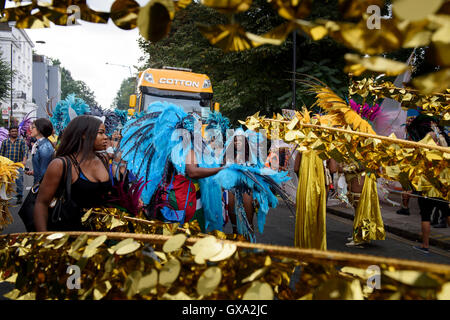 Les spectateurs et les fêtards s'rassemblement à Ladbroke Grove Road pour le 50e carnaval de Notting Hill Banque D'Images