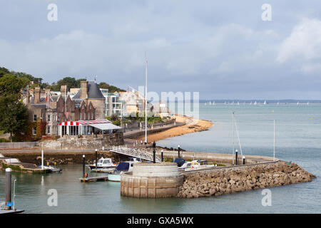 Royal Yacht Squadron, le château de Cowes sur l'île de Wight Banque D'Images