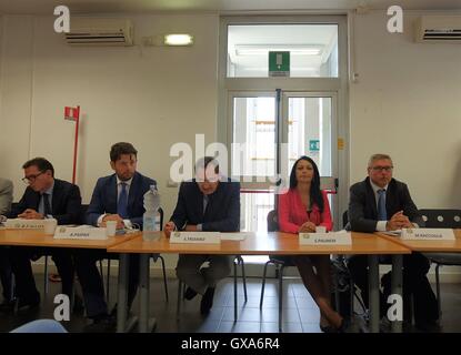 Napoli, Italie. 15 Sep, 2016. Ce matin au centre d'emploi de Scampia a présenté le projet pour la formation des jeunes au travail. Toutes les conférence de presse a été suivie par le commissaire au travail d'regioen campania Palmeri preisdente 8 les municipalités de Naples Paipais le centre d'emploi des fonctionnaires . © Fabio Sasso/Pacific Press/Alamy Live News Banque D'Images