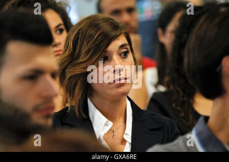 Napoli, Italie. 15 Sep, 2016. Ce matin au centre d'emploi de Scampia a présenté le projet pour la formation des jeunes au travail. Toutes les conférence de presse a été suivie par le commissaire au travail d'regioen campania Palmeri preisdente 8 les municipalités de Naples Paipais le centre d'emploi des fonctionnaires . © Fabio Sasso/Pacific Press/Alamy Live News Banque D'Images