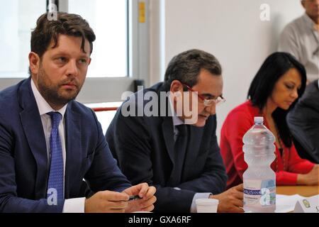 Napoli, Italie. 15 Sep, 2016. Ce matin au centre d'emploi de Scampia a présenté le projet pour la formation des jeunes au travail. Toutes les conférence de presse a été suivie par le commissaire au travail d'regioen campania Palmeri preisdente 8 les municipalités de Naples Paipais le centre d'emploi des fonctionnaires . © Fabio Sasso/Pacific Press/Alamy Live News Banque D'Images