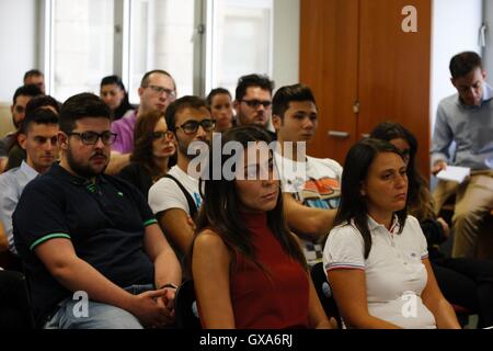 Napoli, Italie. 15 Sep, 2016. Ce matin au centre d'emploi de Scampia a présenté le projet pour la formation des jeunes au travail. Toutes les conférence de presse a été suivie par le commissaire au travail d'regioen campania Palmeri preisdente 8 les municipalités de Naples Paipais le centre d'emploi des fonctionnaires . © Fabio Sasso/Pacific Press/Alamy Live News Banque D'Images