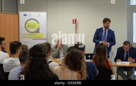 Napoli, Italie. 15 Sep, 2016. Ce matin au centre d'emploi de Scampia a présenté le projet pour la formation des jeunes au travail. Toutes les conférence de presse a été suivie par le commissaire au travail d'regioen campania Palmeri preisdente 8 les municipalités de Naples Paipais le centre d'emploi des fonctionnaires . © Fabio Sasso/Pacific Press/Alamy Live News Banque D'Images