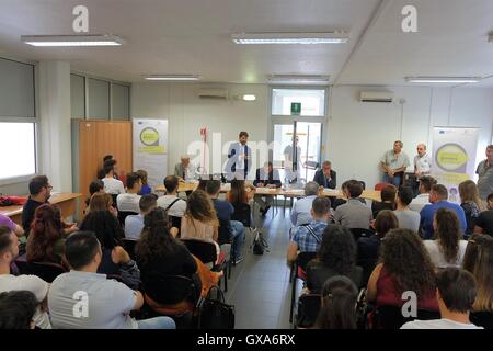 Napoli, Italie. 15 Sep, 2016. Ce matin au centre d'emploi de Scampia a présenté le projet pour la formation des jeunes au travail. Toutes les conférence de presse a été suivie par le commissaire au travail d'regioen campania Palmeri preisdente 8 les municipalités de Naples Paipais le centre d'emploi des fonctionnaires . © Fabio Sasso/Pacific Press/Alamy Live News Banque D'Images