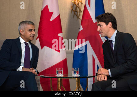 Maire de Londres Sadiq Khan (à gauche) rencontre le Premier ministre du Canada, Justin Trudeau à la progression mondiale Sommet à Montréal, Canada. Banque D'Images