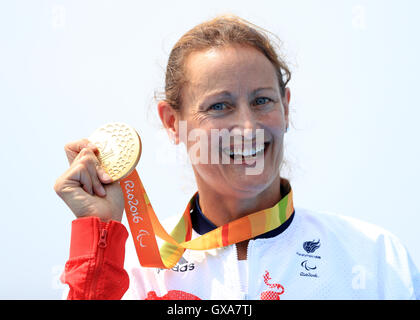 Great Britain's Anne Dickins célèbre avec sa médaille d'or lors de la cérémonie de remise des prix Women's KL3 à la Lagoa stade lors de la huitième journée de la Rio 2016 Jeux paralympiques à Rio de Janeiro, Brésil. Banque D'Images