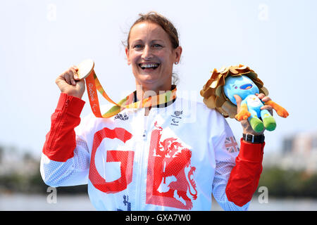 Great Britain's Anne Dickins célèbre avec sa médaille d'or lors de la cérémonie de remise des prix Women's KL3 à la Lagoa stade lors de la huitième journée de la Rio 2016 Jeux paralympiques à Rio de Janeiro, Brésil. Banque D'Images