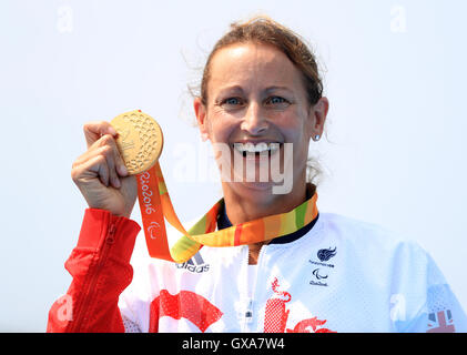 Great Britain's Anne Dickins célèbre avec sa médaille d'or lors de la cérémonie de remise des prix Women's KL3 à la Lagoa stade lors de la huitième journée de la Rio 2016 Jeux paralympiques à Rio de Janeiro, Brésil. Banque D'Images