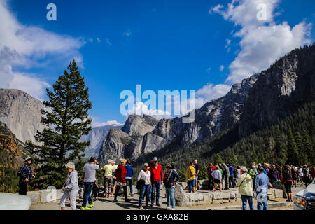 Les touristes en vue de tunnel dans la région de Yosemite National Park en Californie avec vue sur la vallée Banque D'Images