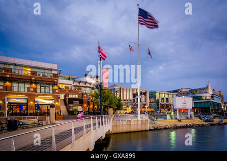 Pier et bâtiments au crépuscule, le long de la rivière Potomac, à National Harbor, Maryland. Banque D'Images