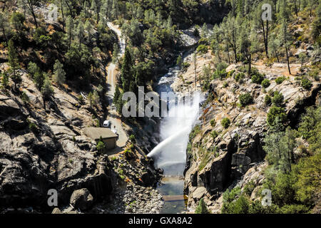 Projection d'eau d'un tuyau à O'Shaughnessy Dam Hetch Hetchy au réservoir sur la rivière Tuolumne, Yosemite National Park Banque D'Images