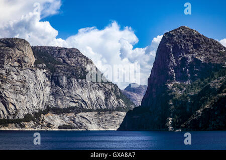 Hetch Hetchy réservoir sur la rivière Tuolumne Yosemite National Park Banque D'Images