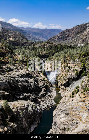 Projection d'eau d'un tuyau à O'Shaughnessy Dam Hetch Hetchy au réservoir sur la rivière Tuolumne, Yosemite National Park Banque D'Images