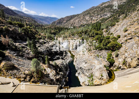 O'Shaughnessy Dam Hetch Hetchy holding retour réservoir sur la rivière Tuolumne dans Yosemite National Park Banque D'Images