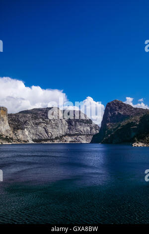 Hetch Hetchy réservoir sur la rivière Tuolumne Yosemite National Park Banque D'Images